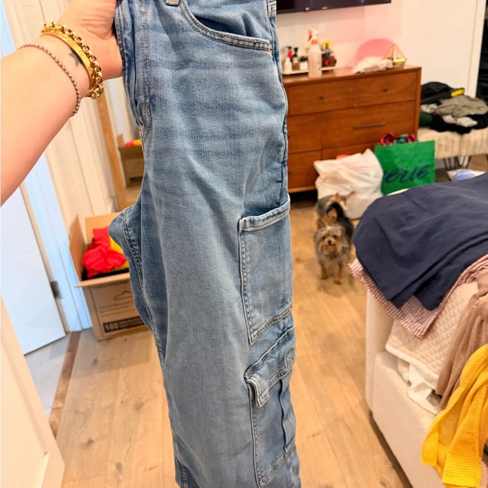 American Eagle Light Blue Wide-Leg Cargo Jeans- size 6 VERY FLATTERING - Picture 2 of 2